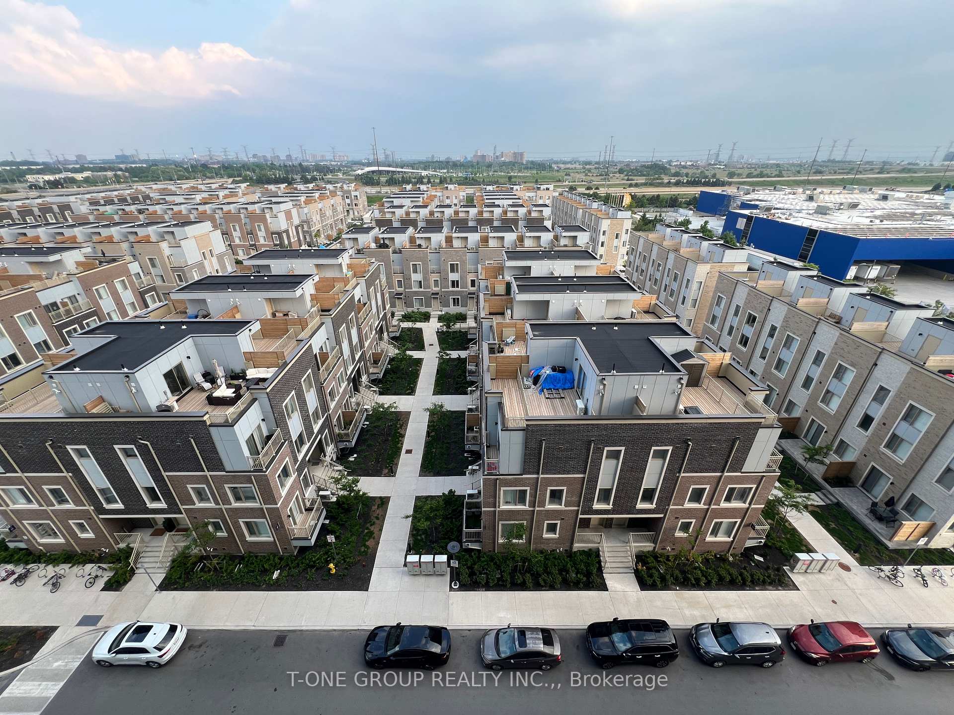 2 Bedrooms Condo at 10 Honeycrisp, Vaughan For sale