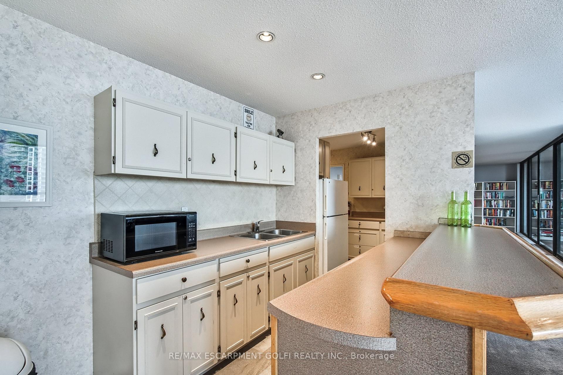 2 Bedrooms Condo at 222 Jackson,  Hamilton For sale