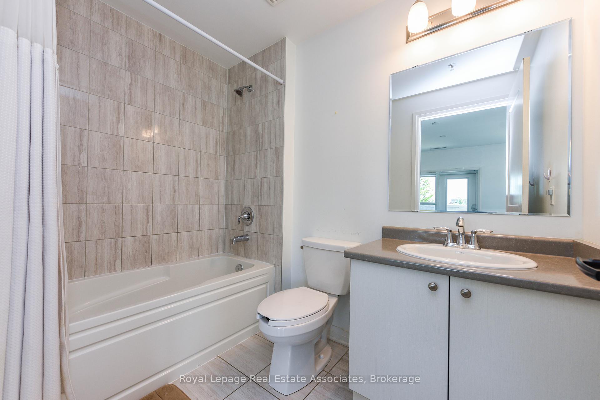 3 Bedrooms Condo at 102 Grovewood, Oakville For sale