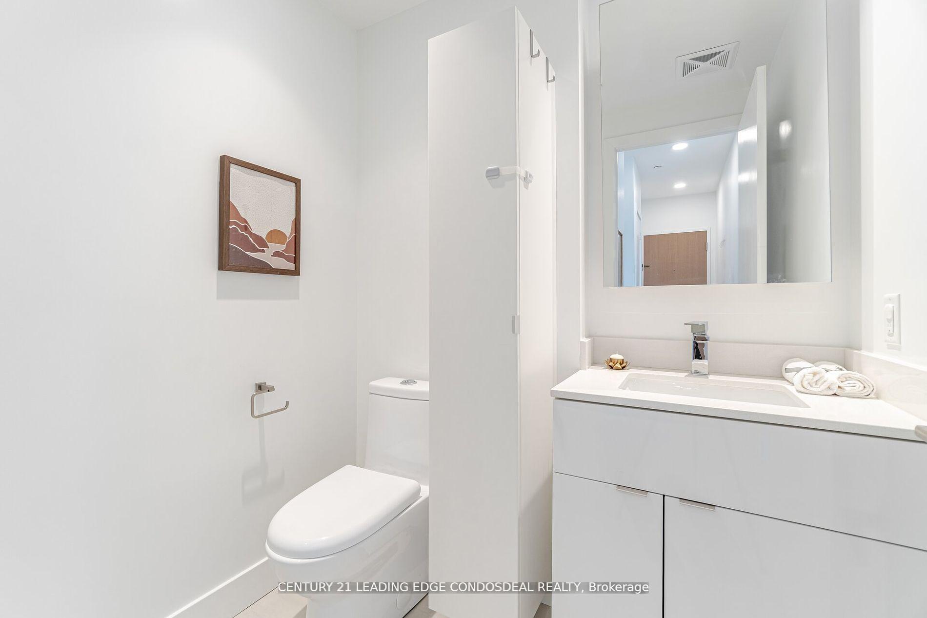 2 Bedrooms Condo at 7 Grenville, Toronto For sale