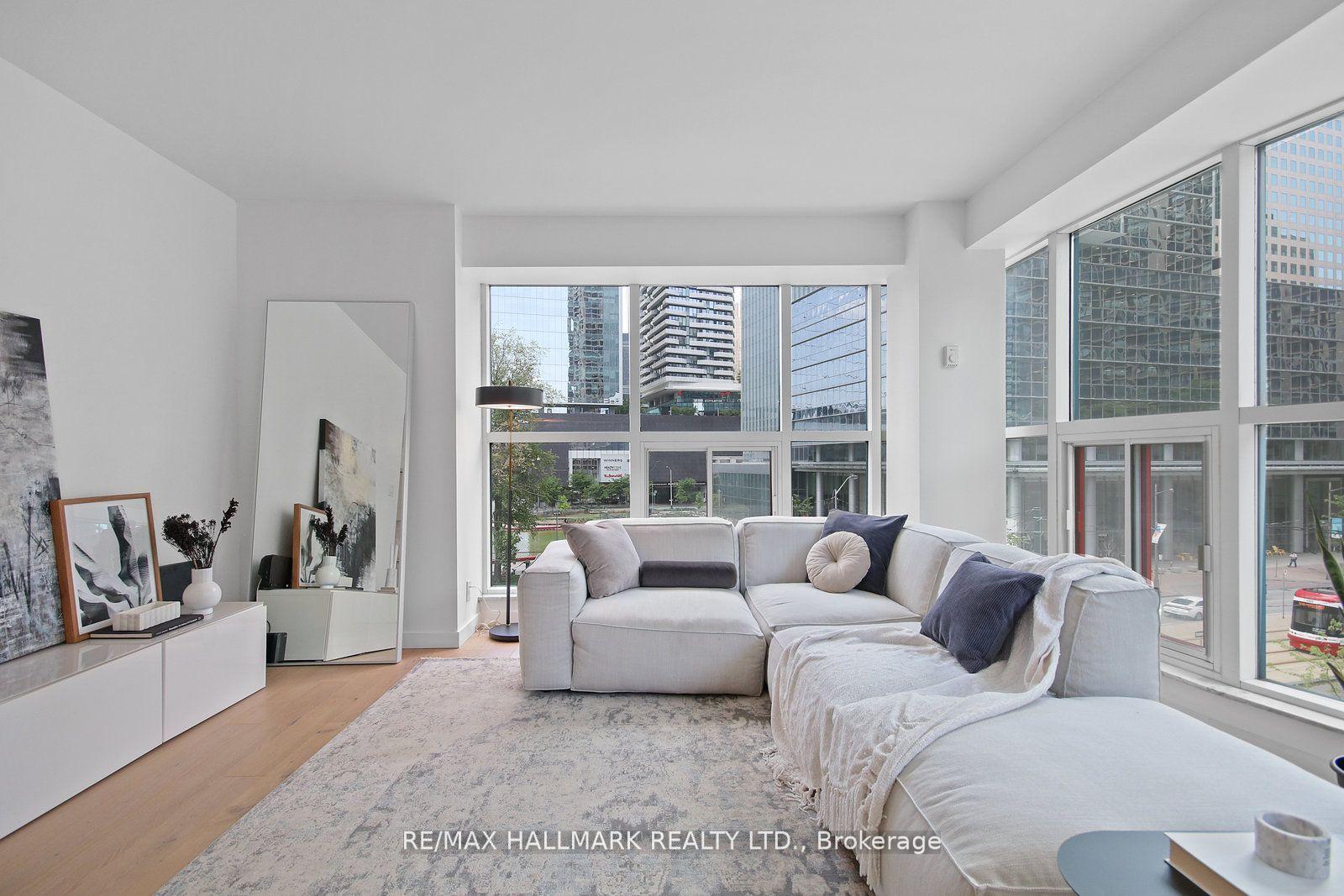 2 Bedrooms Condo at 77 Harbour, Toronto For sale