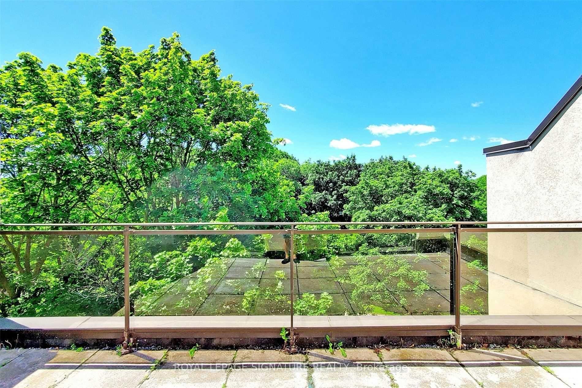 4 Bedrooms Condo at 20 Moonstone, Toronto For sale