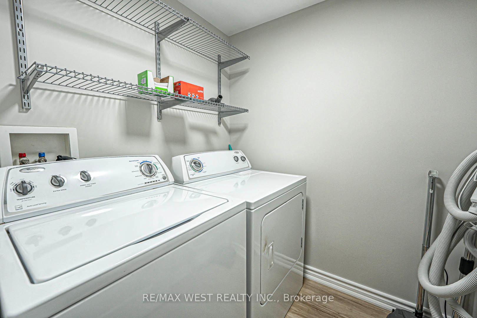 3 Bedrooms Condo at 3050 Rotary, Burlington For sale