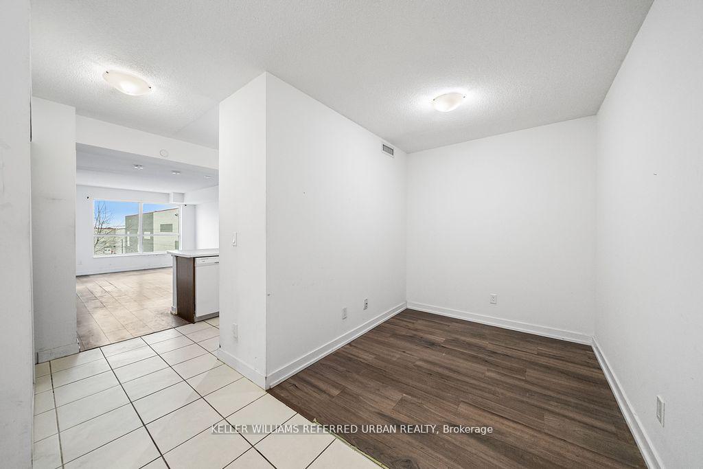 2 Bedrooms Condo at 8 Trent, Toronto For sale