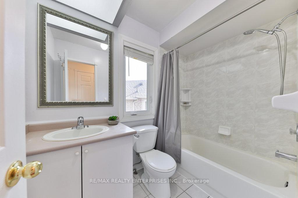 3 Bedrooms Condo at 455 Apache, Mississauga For sale