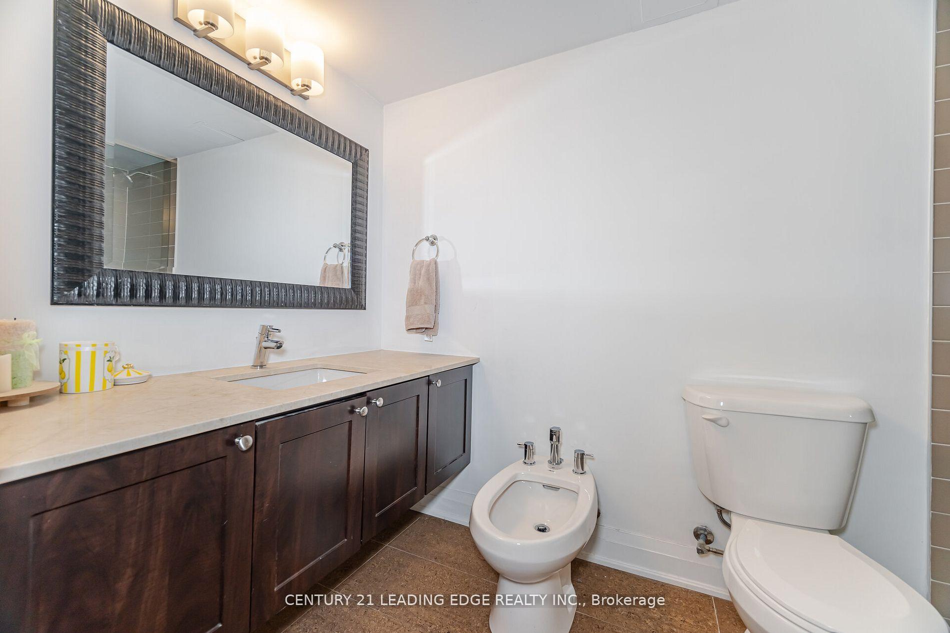 2 Bedrooms Condo at 24 Woodstream, Vaughan For sale