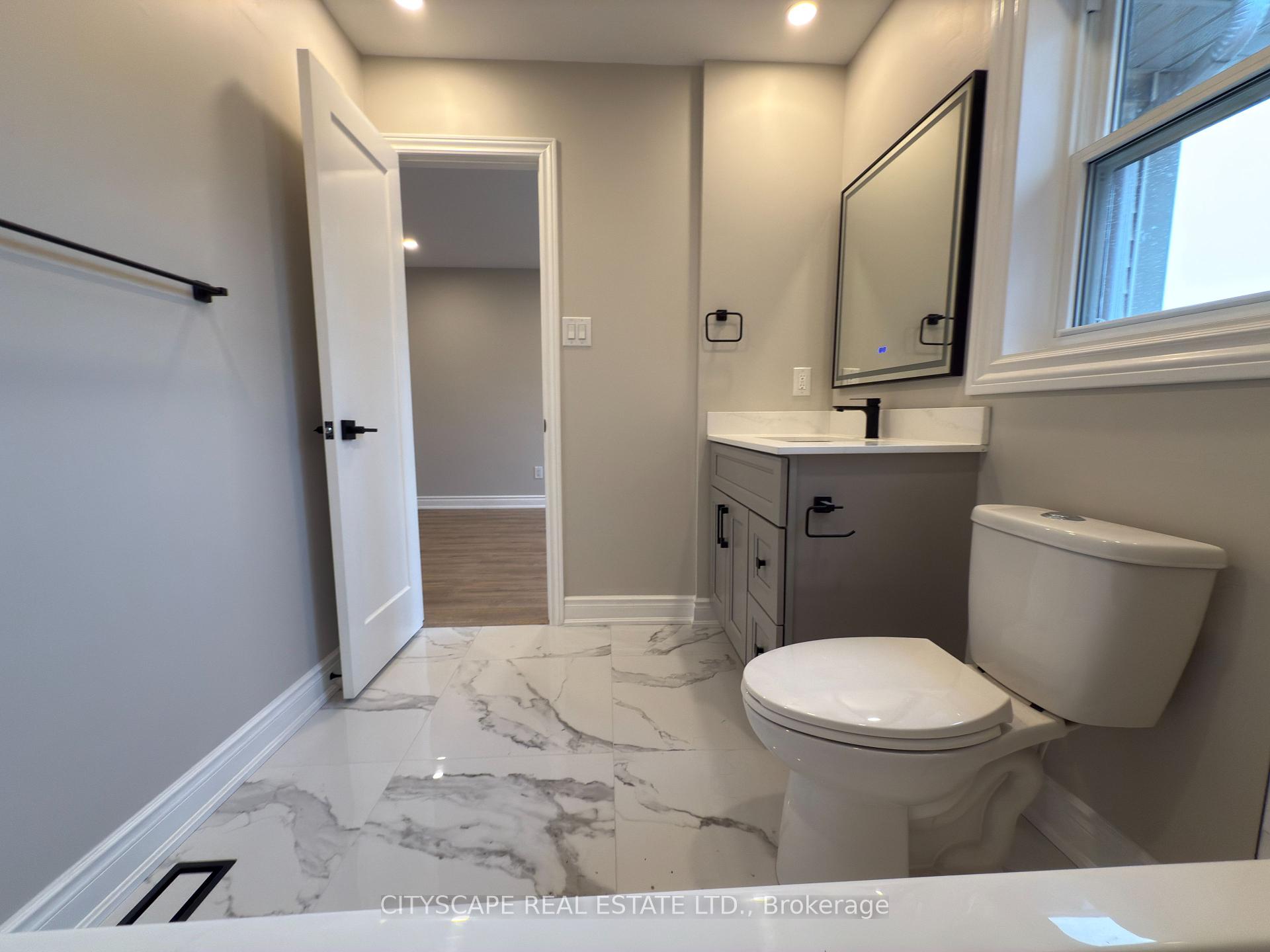 4 Bedrooms Condo at 5659 Glen Erin, Mississauga For sale