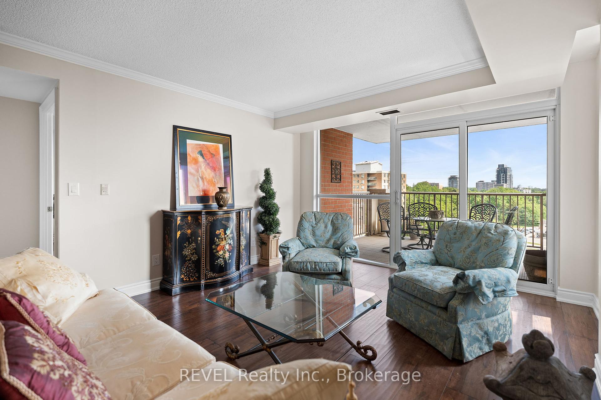 2 Bedrooms Condo at 442 Maple, Burlington For sale