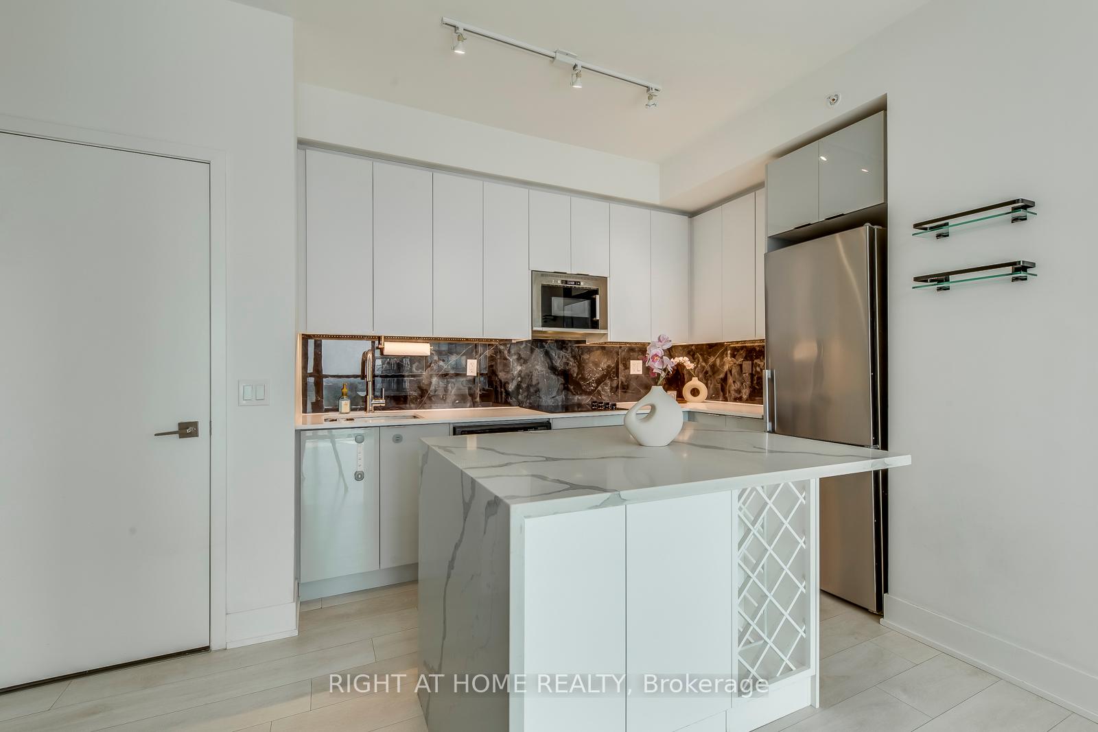 2 Bedrooms Condo at 2916 Highway 7, Vaughan For sale