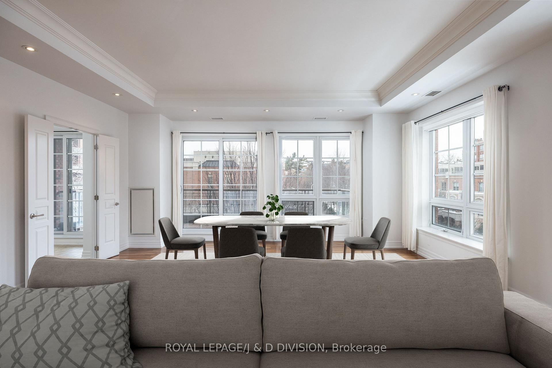 2 Bedrooms Condo at 20 Burkebrook,  Toronto For sale