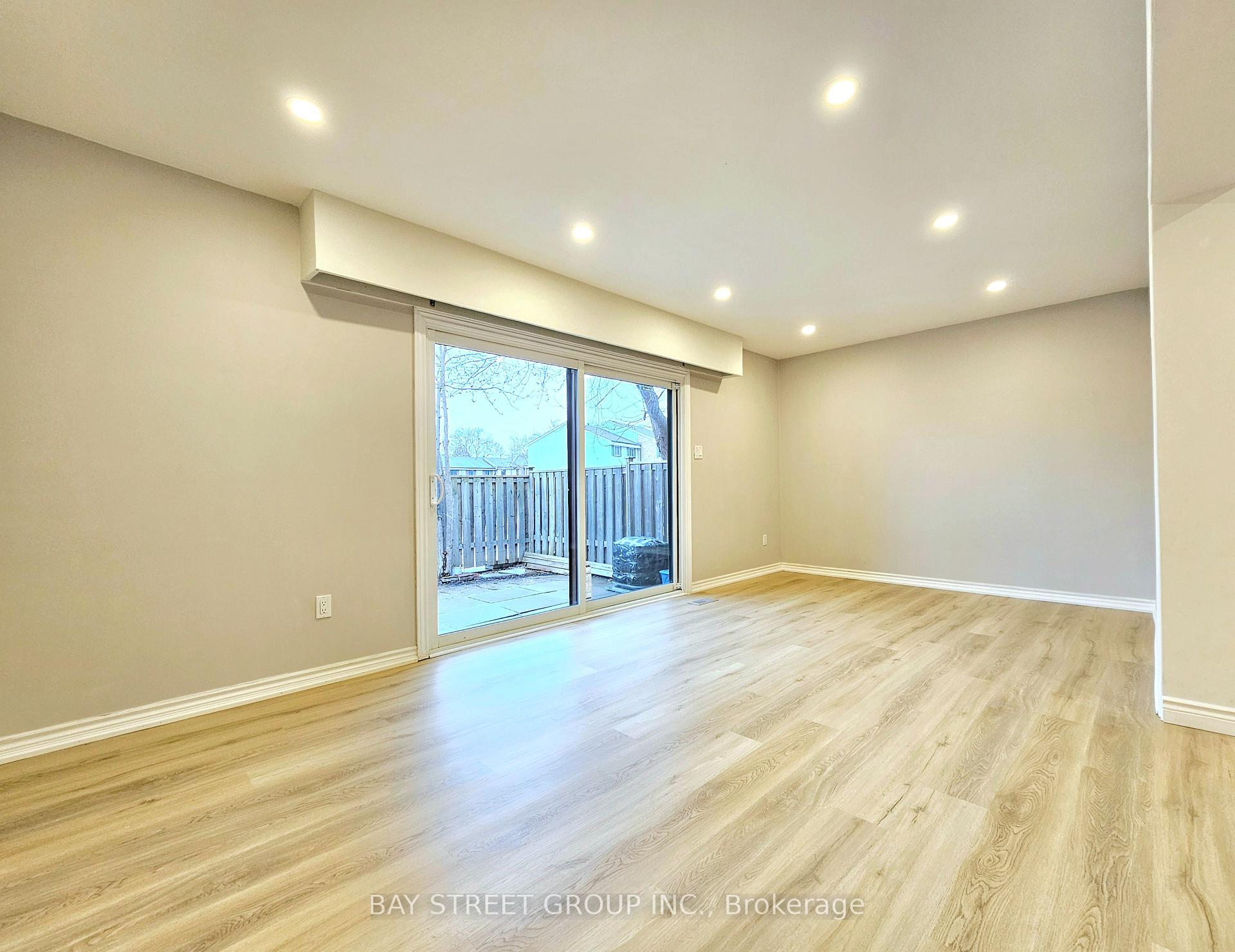 3 Bedrooms Condo at 2779 Gananoque, Mississauga For sale