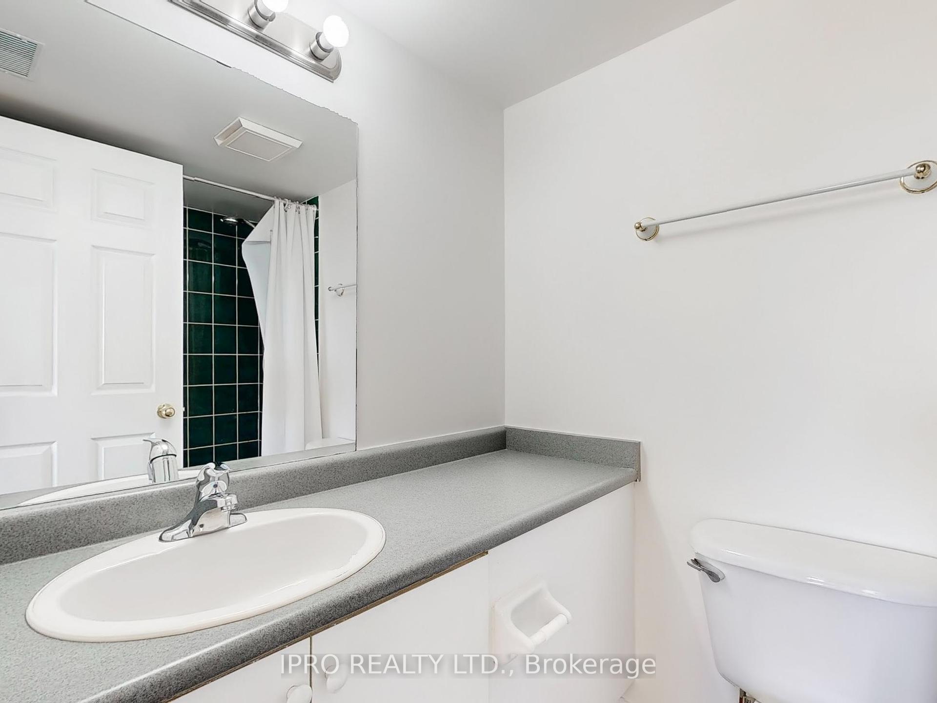 2 Bedrooms Condo at 32 Tannery, Mississauga For sale