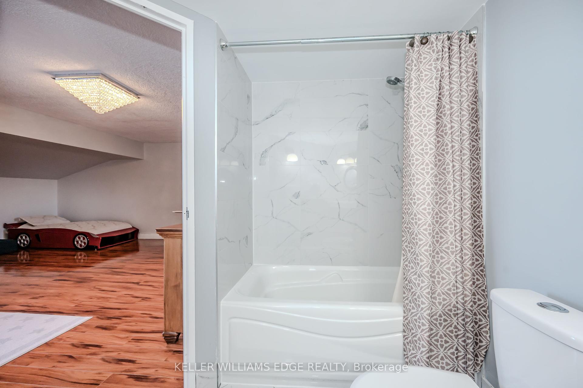 3 Bedrooms Condo at 1000 Cedarglen, Mississauga For sale