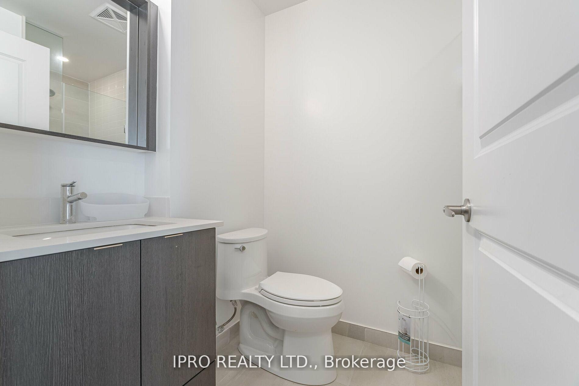 3 Bedrooms Condo at 4675 Metcalfe, Mississauga For sale