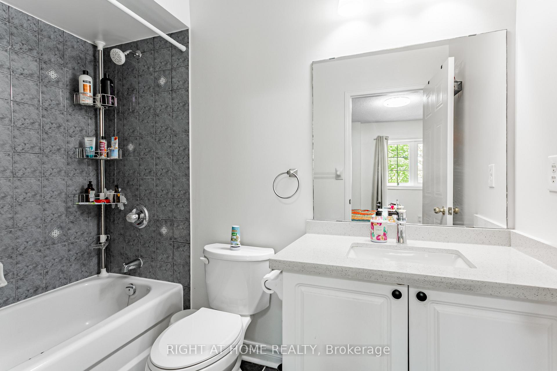 4 Bedrooms Condo at 5223 Fairford, Mississauga For sale