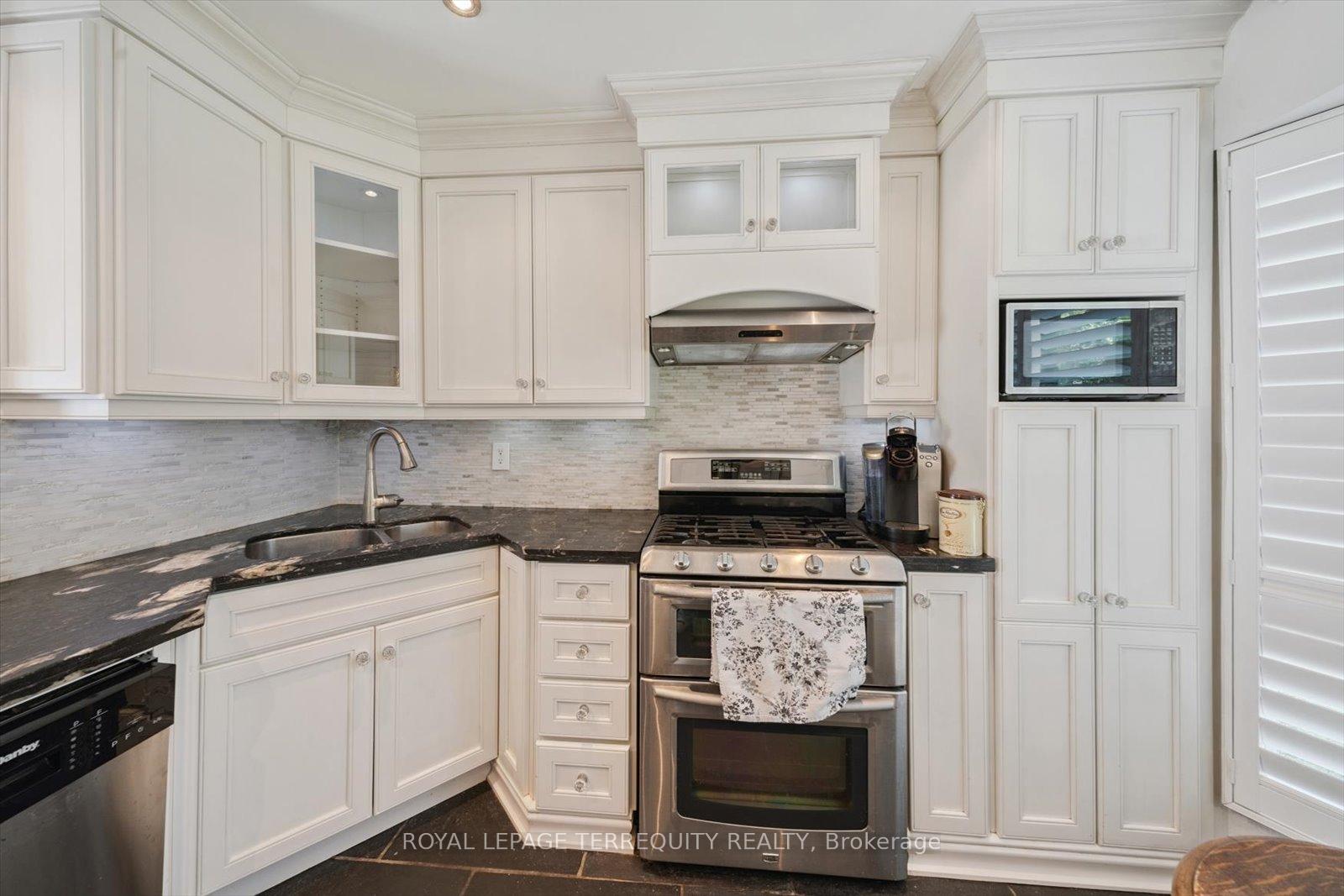 4 Bedrooms Condo at 1825 Hyde Mill, Mississauga For sale