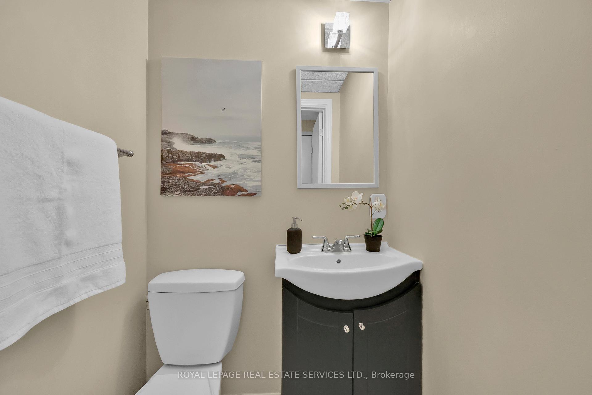 3 Bedrooms Condo at 3125 Fifth, Mississauga For sale