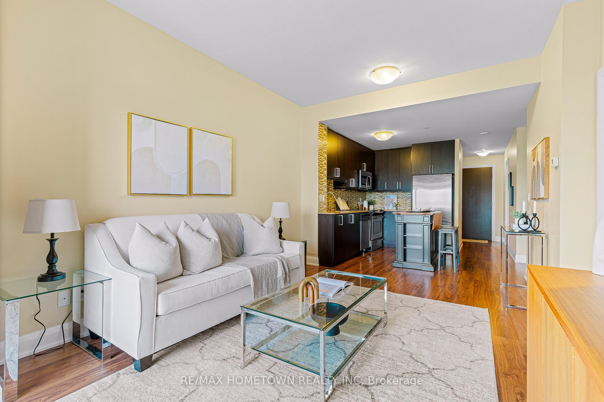 2 Bedrooms Condo at 35 Fontenay, Toronto For sale