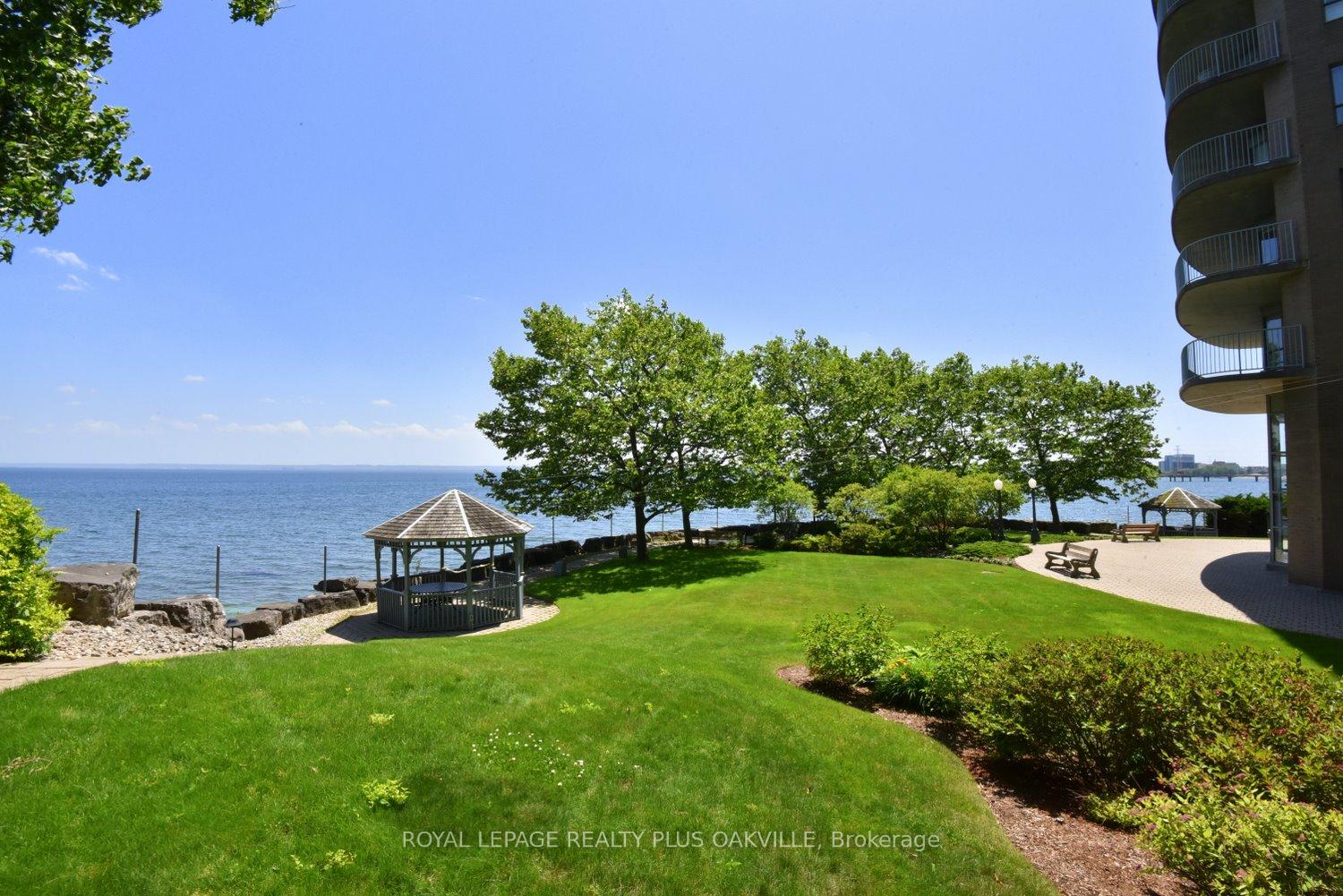 2 Bedrooms Condo at 2190 Lakeshore, Burlington For sale