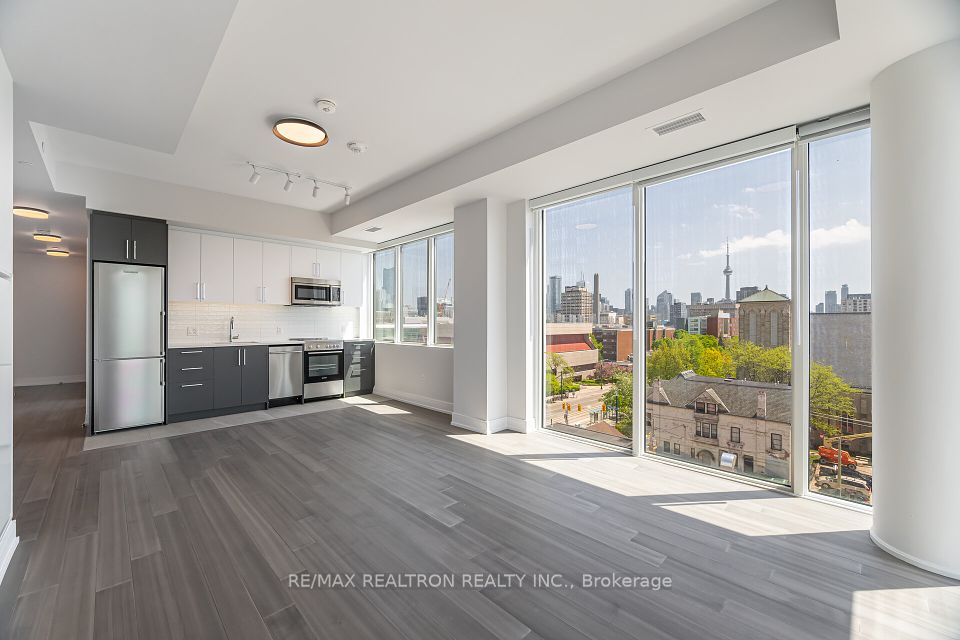 664 Spadina