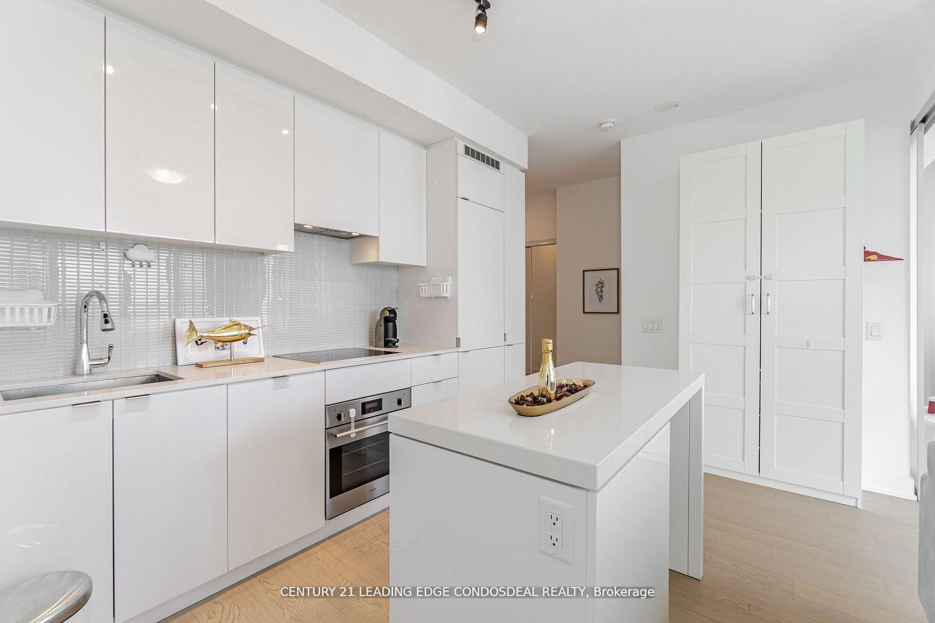 2 Bedrooms Condo at 7 Grenville, Toronto For sale