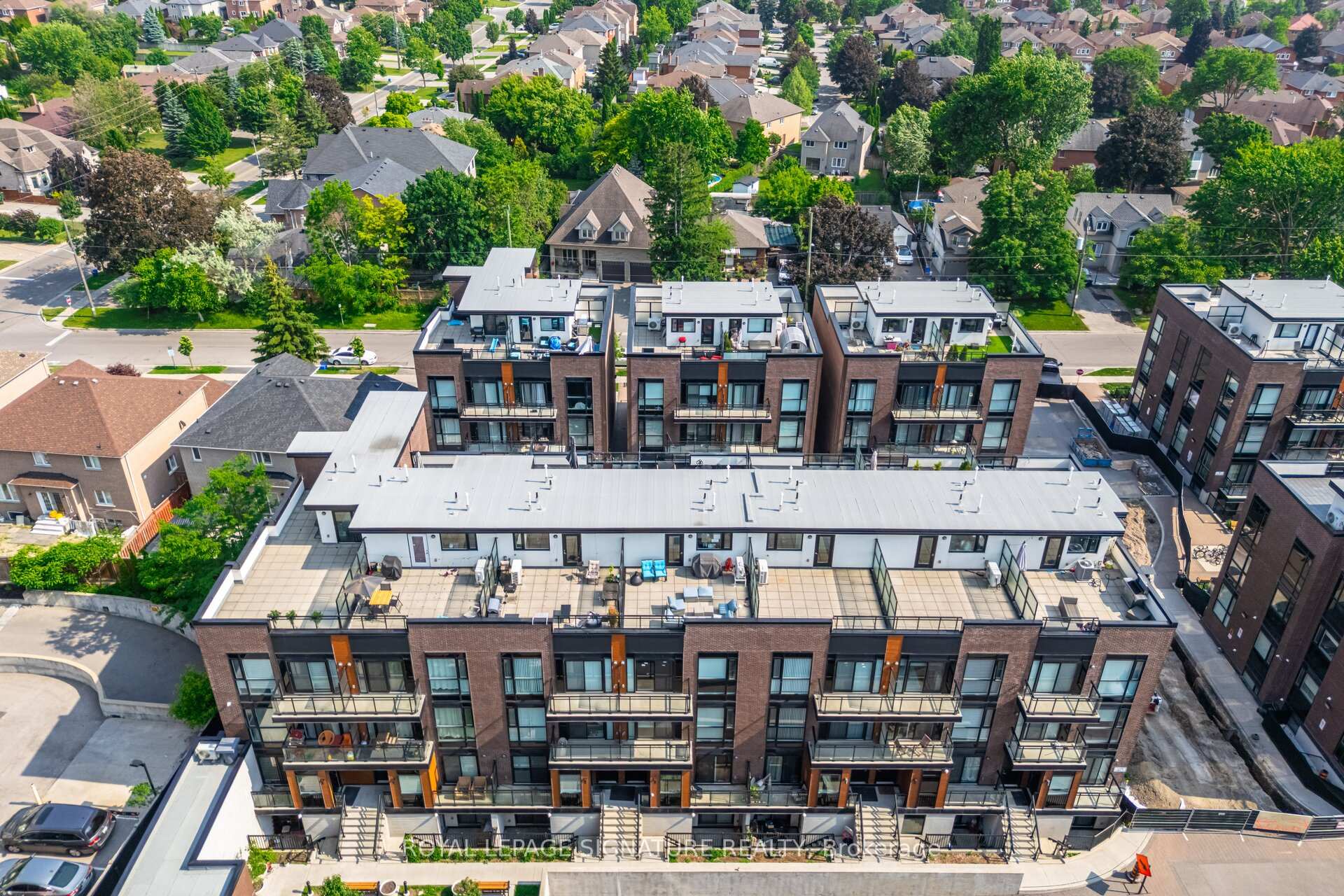 2 Bedrooms Condo at 5289 Highway 7, Vaughan For sale