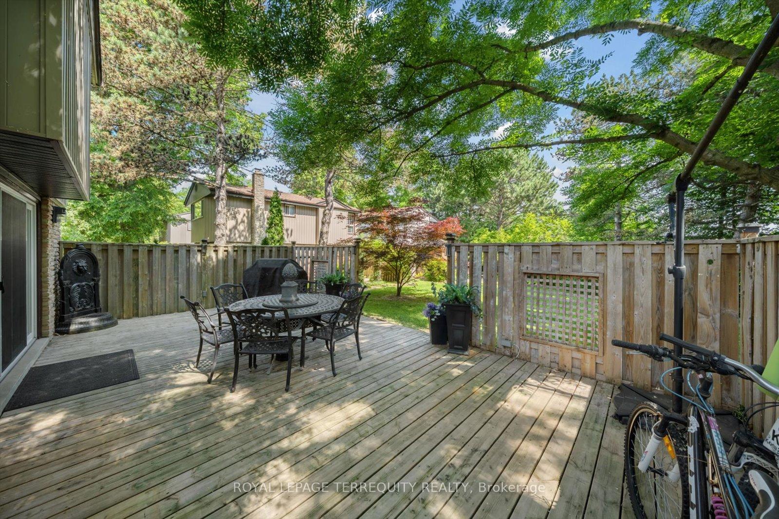 4 Bedrooms Condo at 1825 Hyde Mill, Mississauga For sale