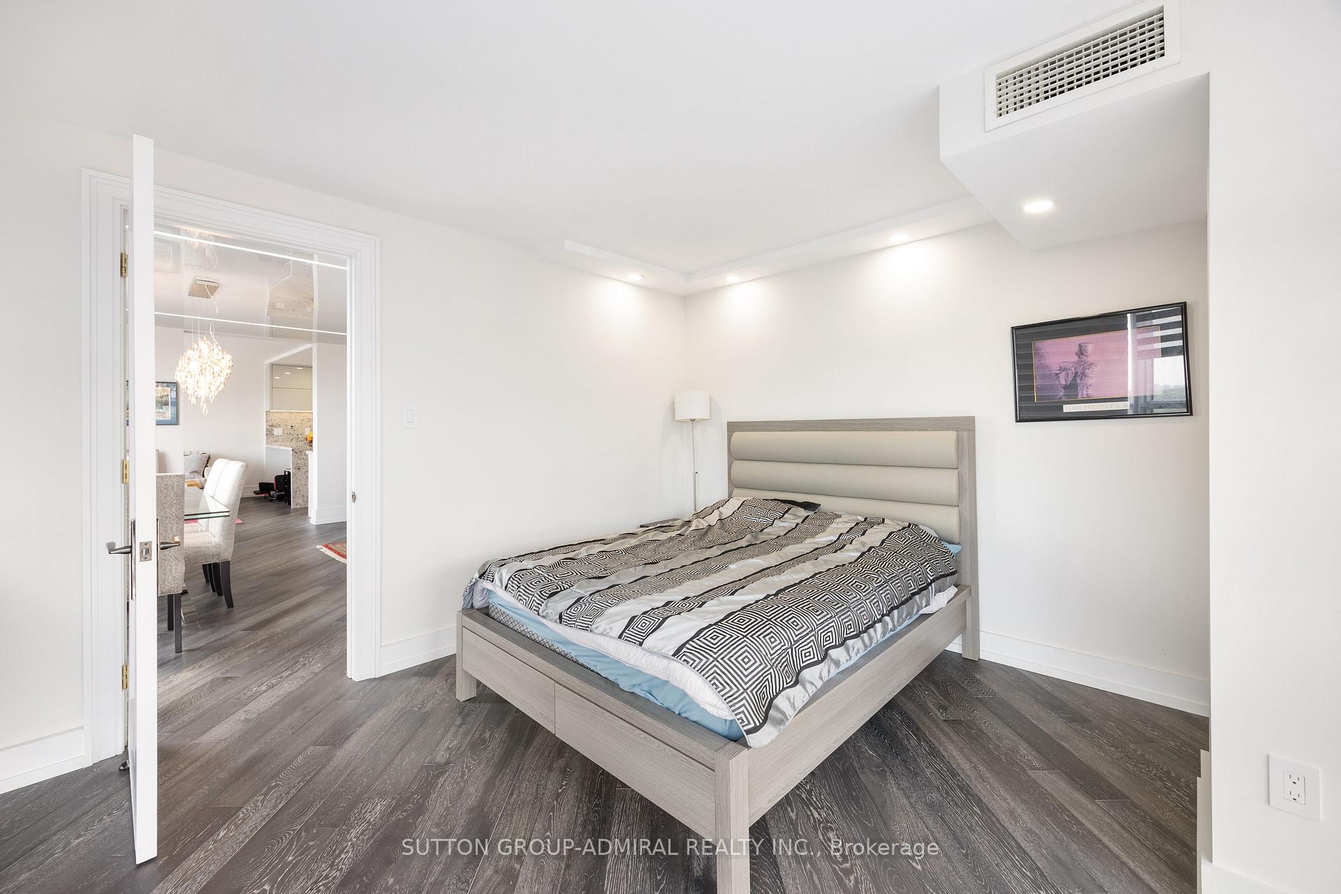 2 Bedrooms Condo at 131 Beecroft, Toronto For sale