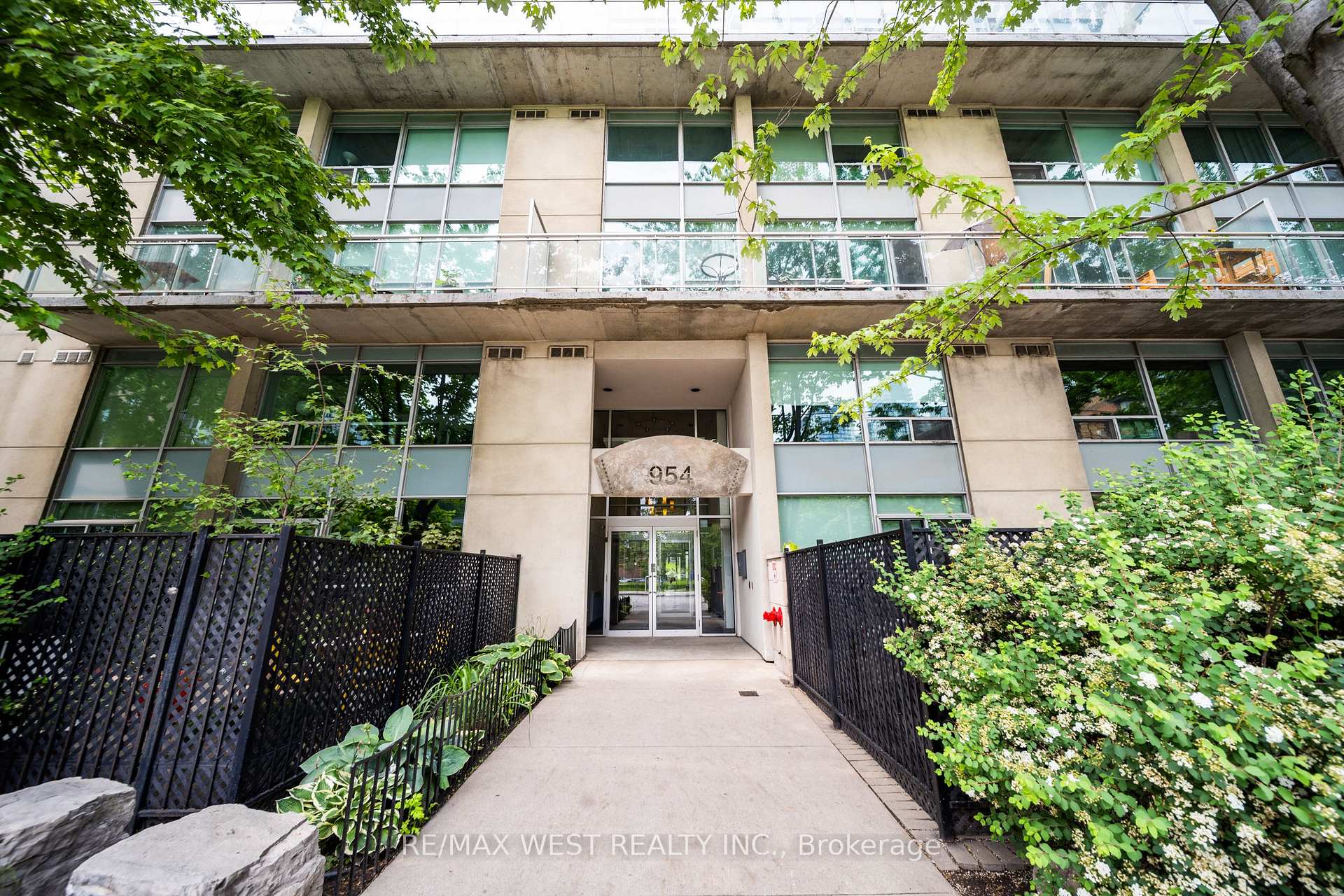 2 Bedrooms Condo at 954 King, Toronto For sale