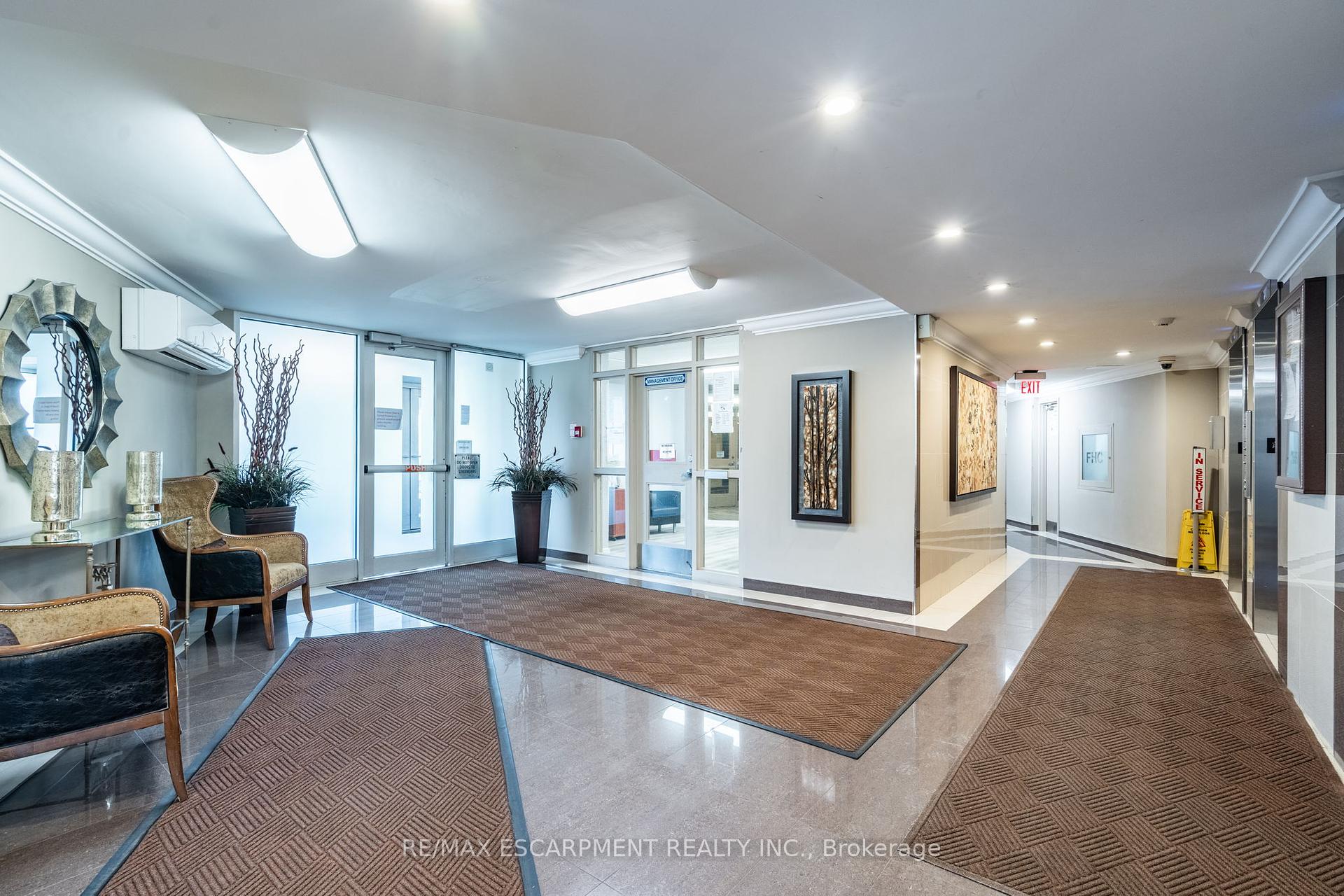 2 Bedrooms Condo at 530 Lolita, Mississauga For sale