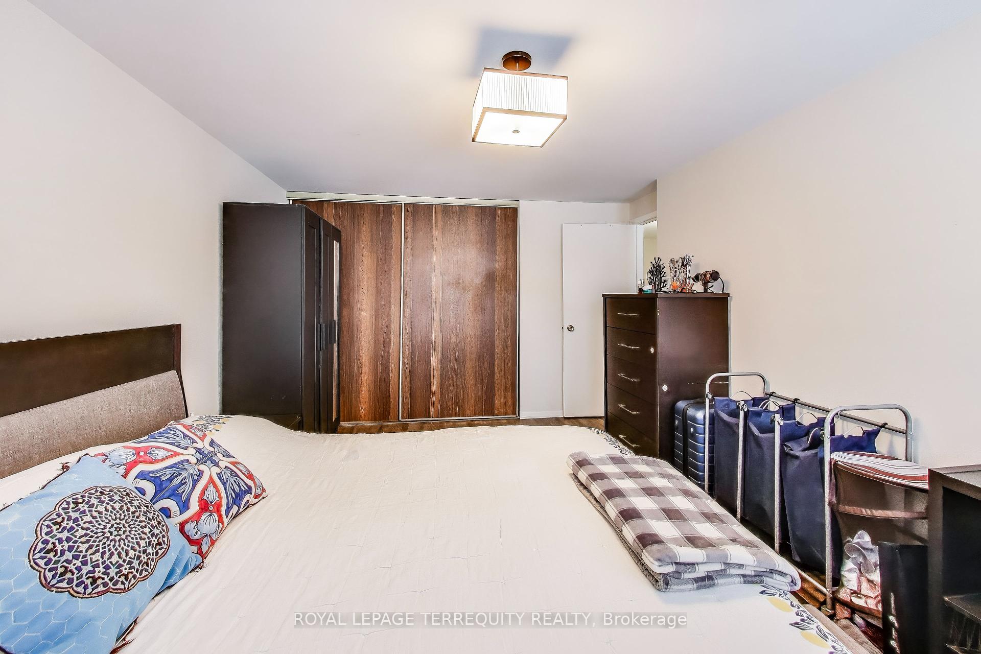 3 Bedrooms Condo at 2020 South Millway, Mississauga For sale