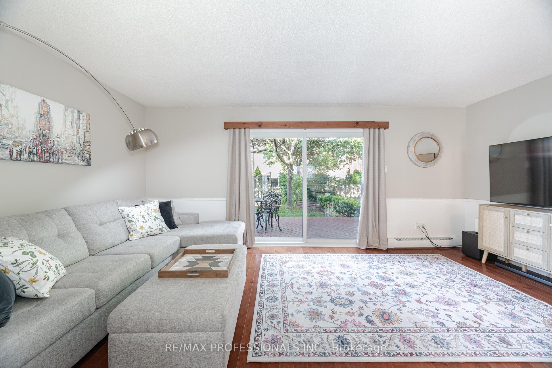 3 Bedrooms Condo at 582 Renforth, Toronto For sale