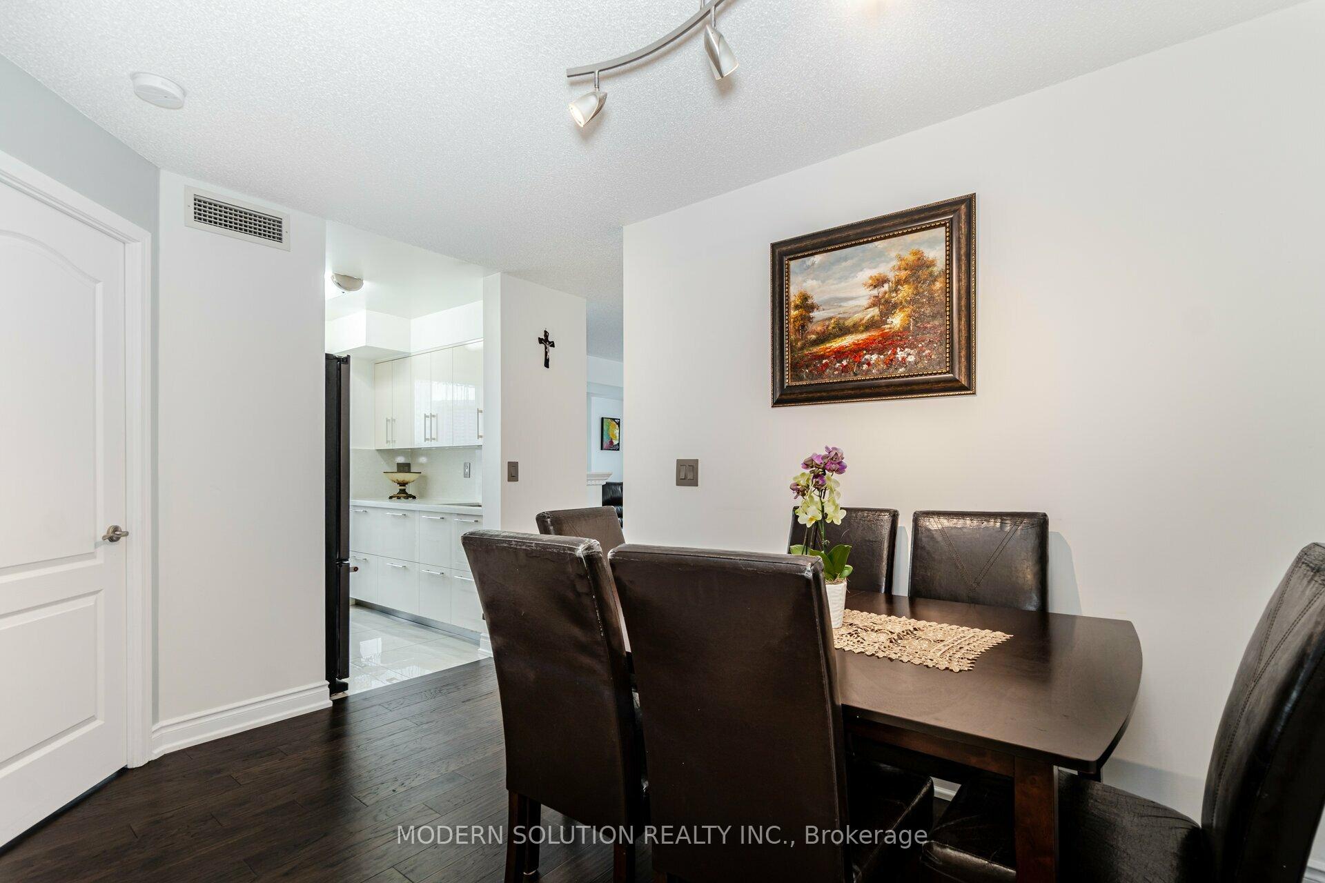 2 Bedrooms Condo at 1 Elm, Mississauga For sale