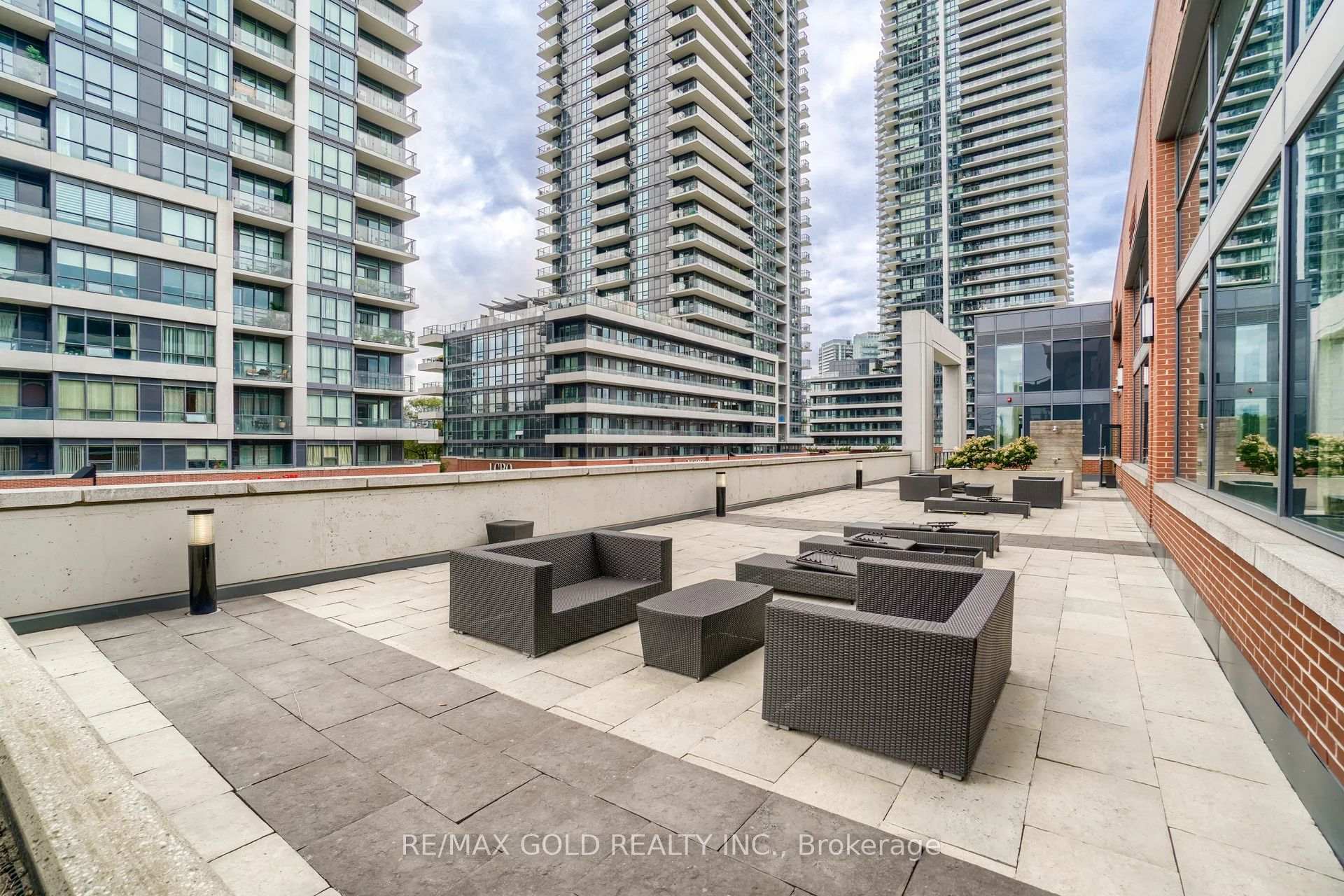 3 Bedrooms Condo at 2212 Lakeshore, Toronto For sale