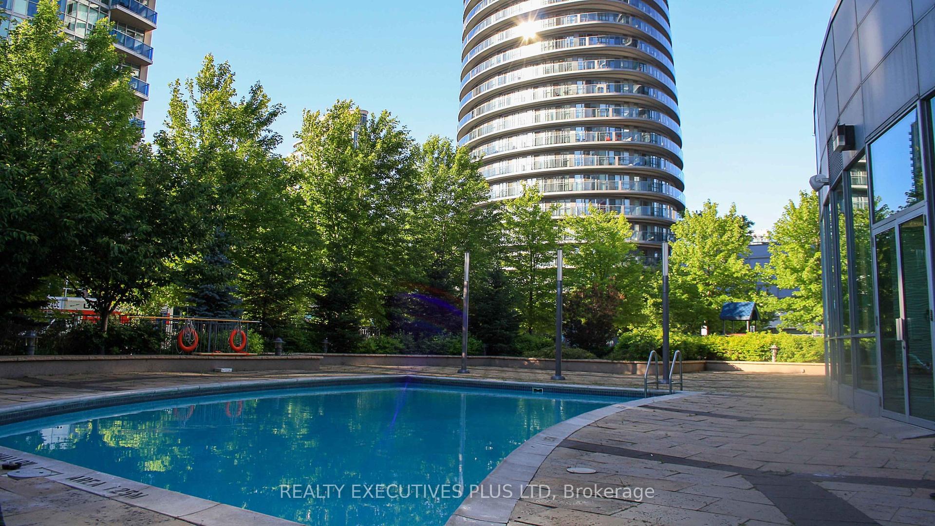 3 Bedrooms Condo at 60 Absolute, Mississauga For sale