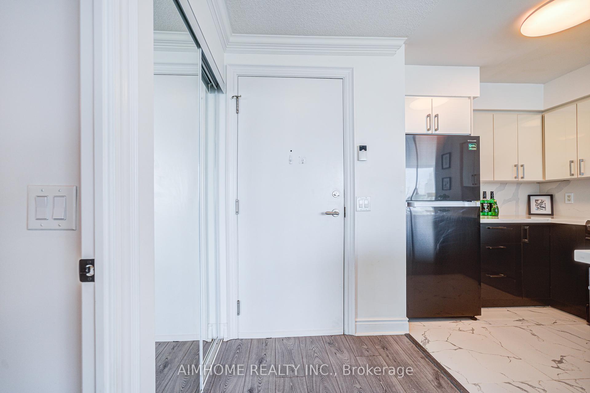 2 Bedrooms Condo at 25 Greenview, Toronto For sale