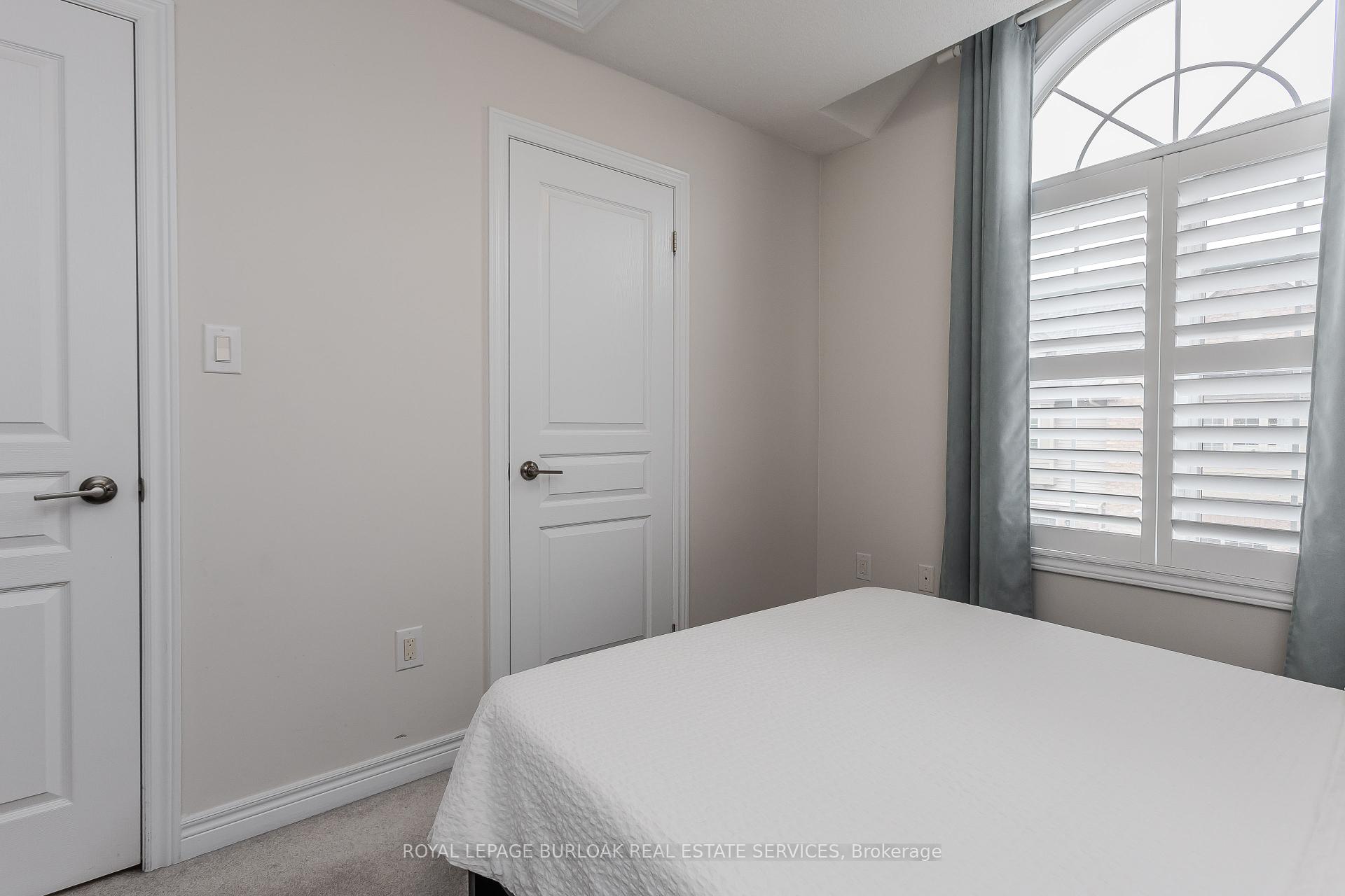 3 Bedrooms Condo at 1401 Plains, Burlington For sale