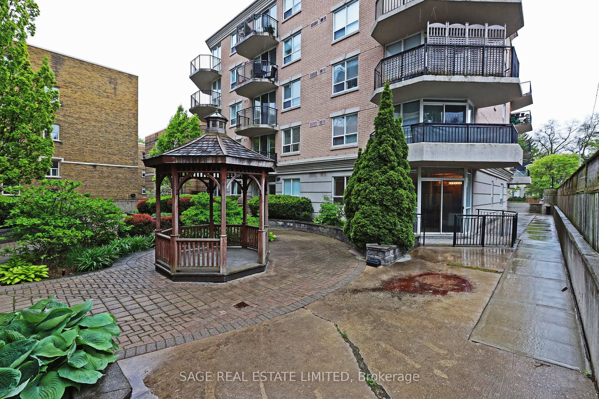 2 Bedrooms Condo at 55 Lorindale, Toronto For sale