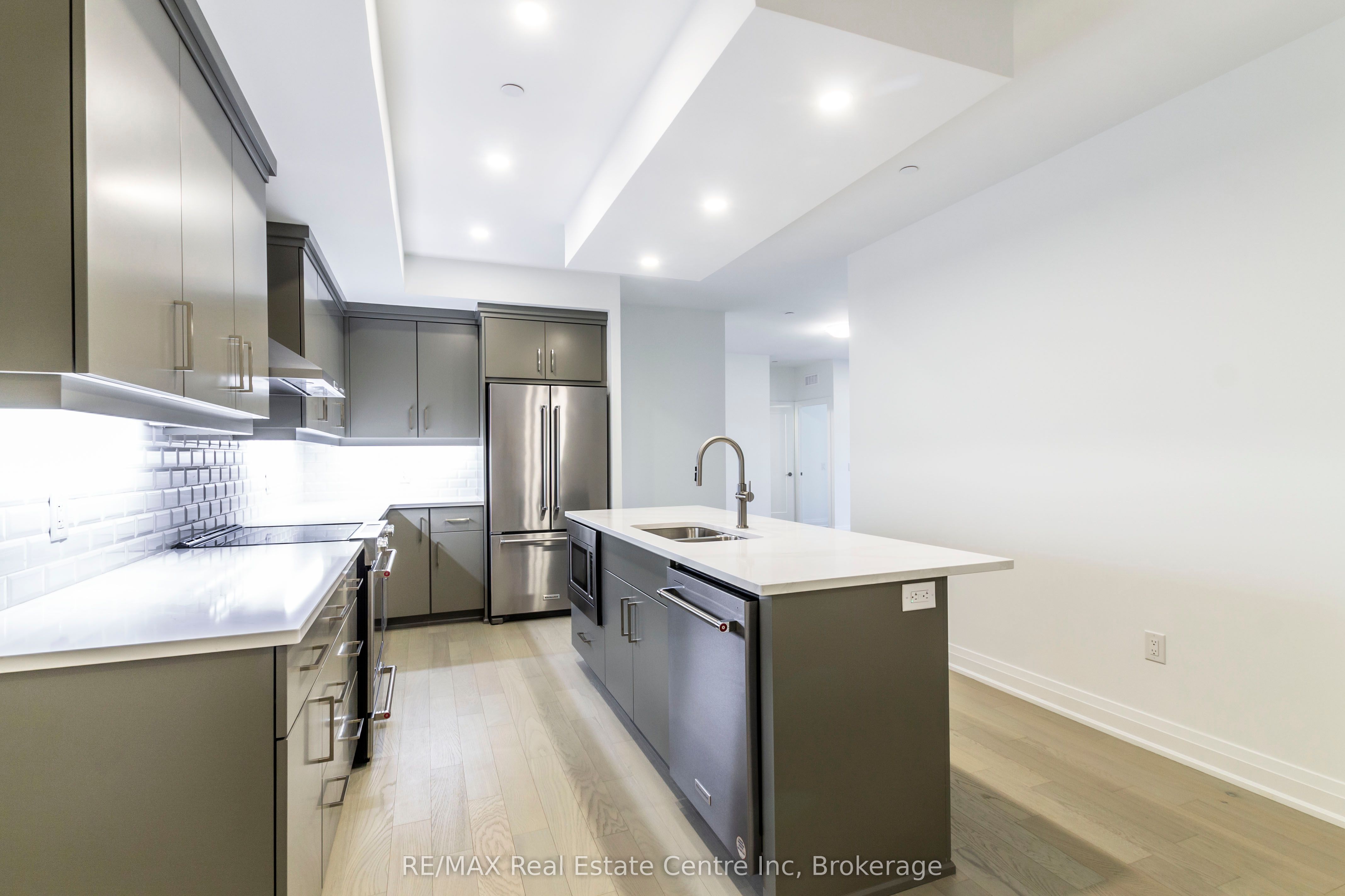 71 Wyndham Street S, #701