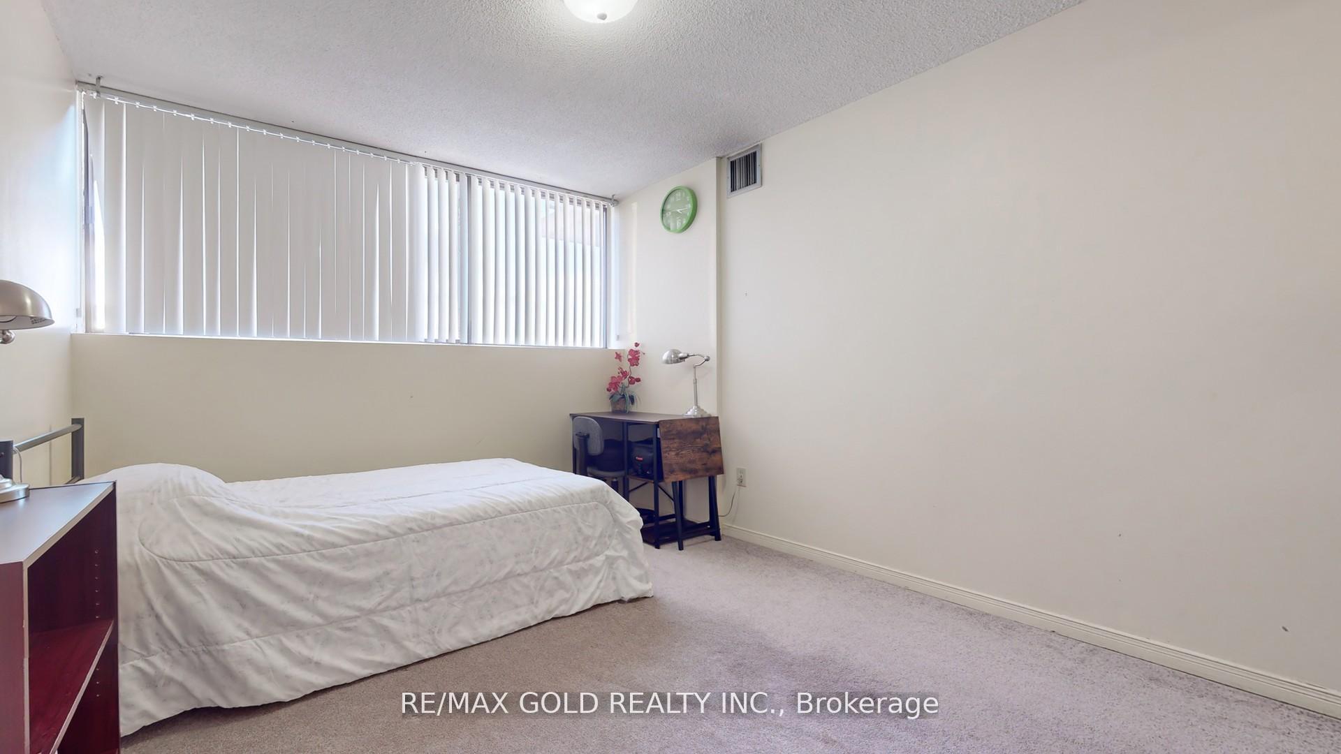 2 Bedrooms Condo at 99 Blackwell, Toronto For sale