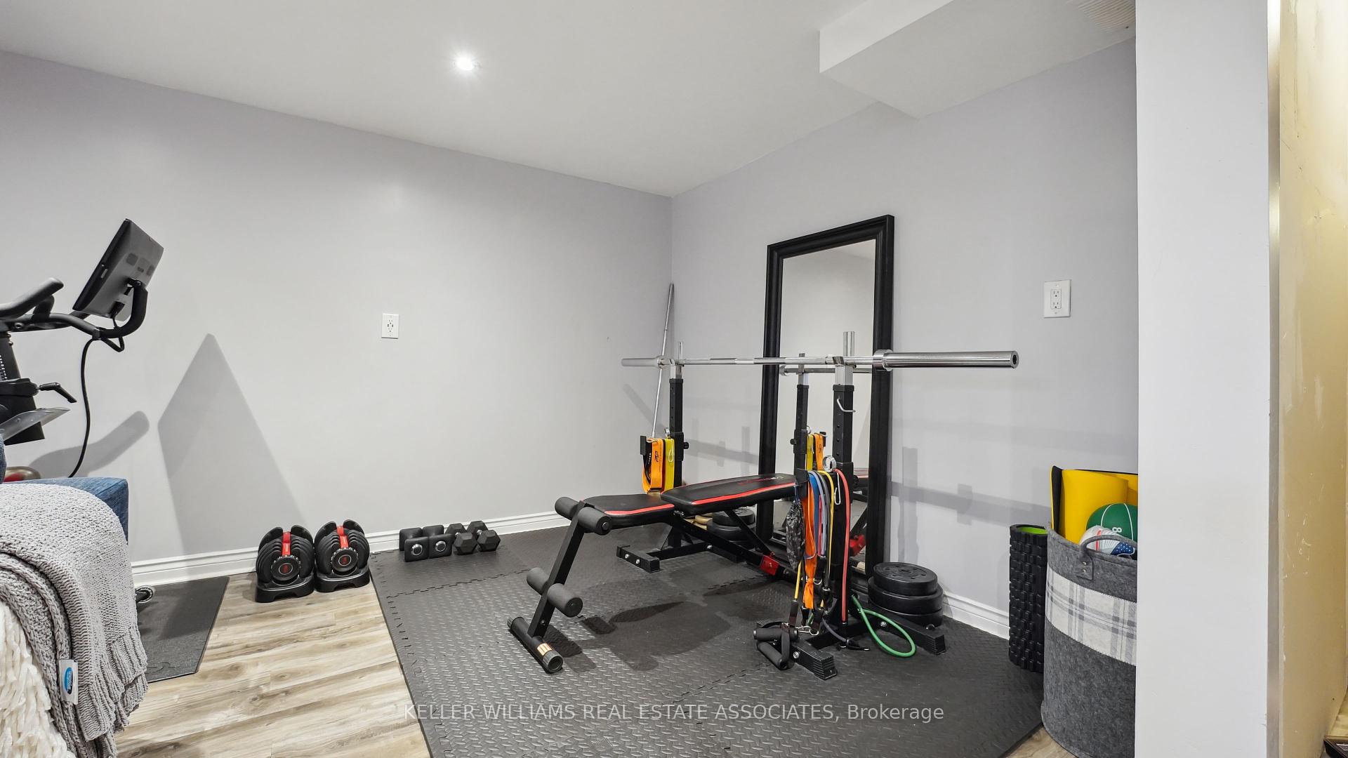 3 Bedrooms Condo at 6399 Spinnaker, Mississauga For sale
