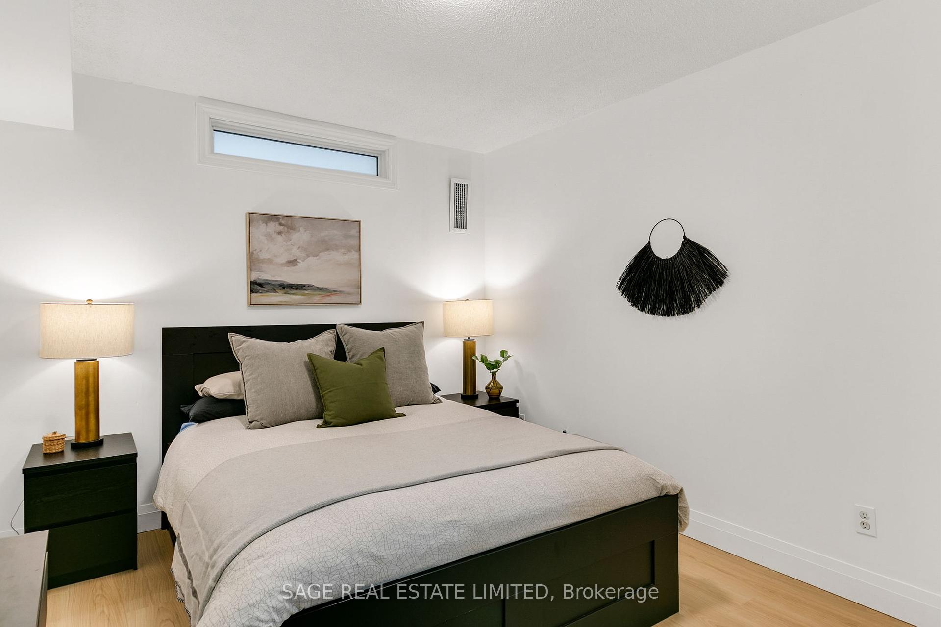 2 Bedrooms Condo at 15 Maitland, Toronto For sale