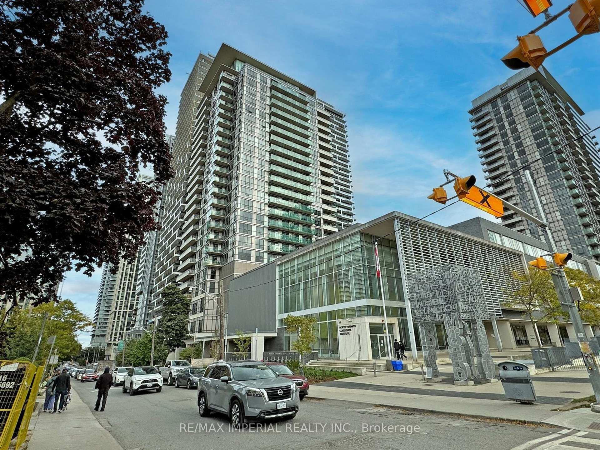 2 Bedrooms Condo at 25 Broadway, Toronto For sale