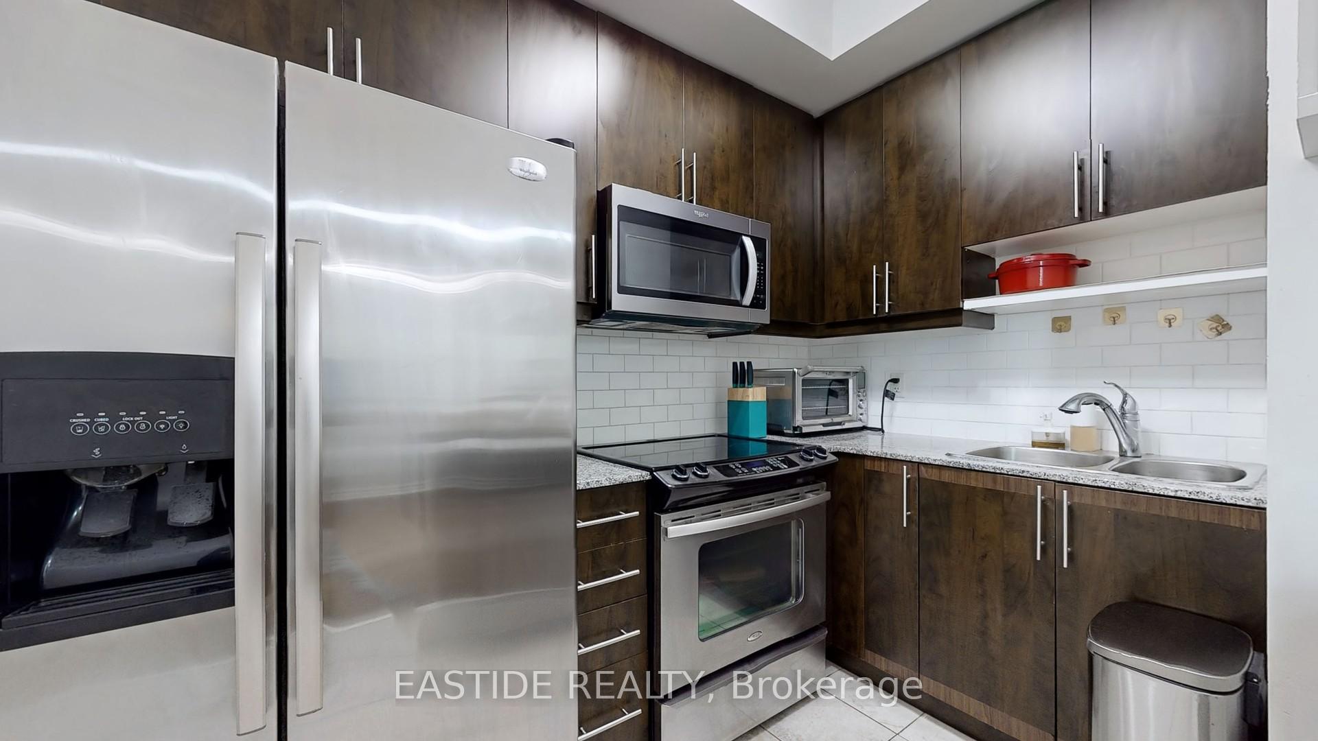 2 Bedrooms Condo at 18 Holmes, Toronto For sale