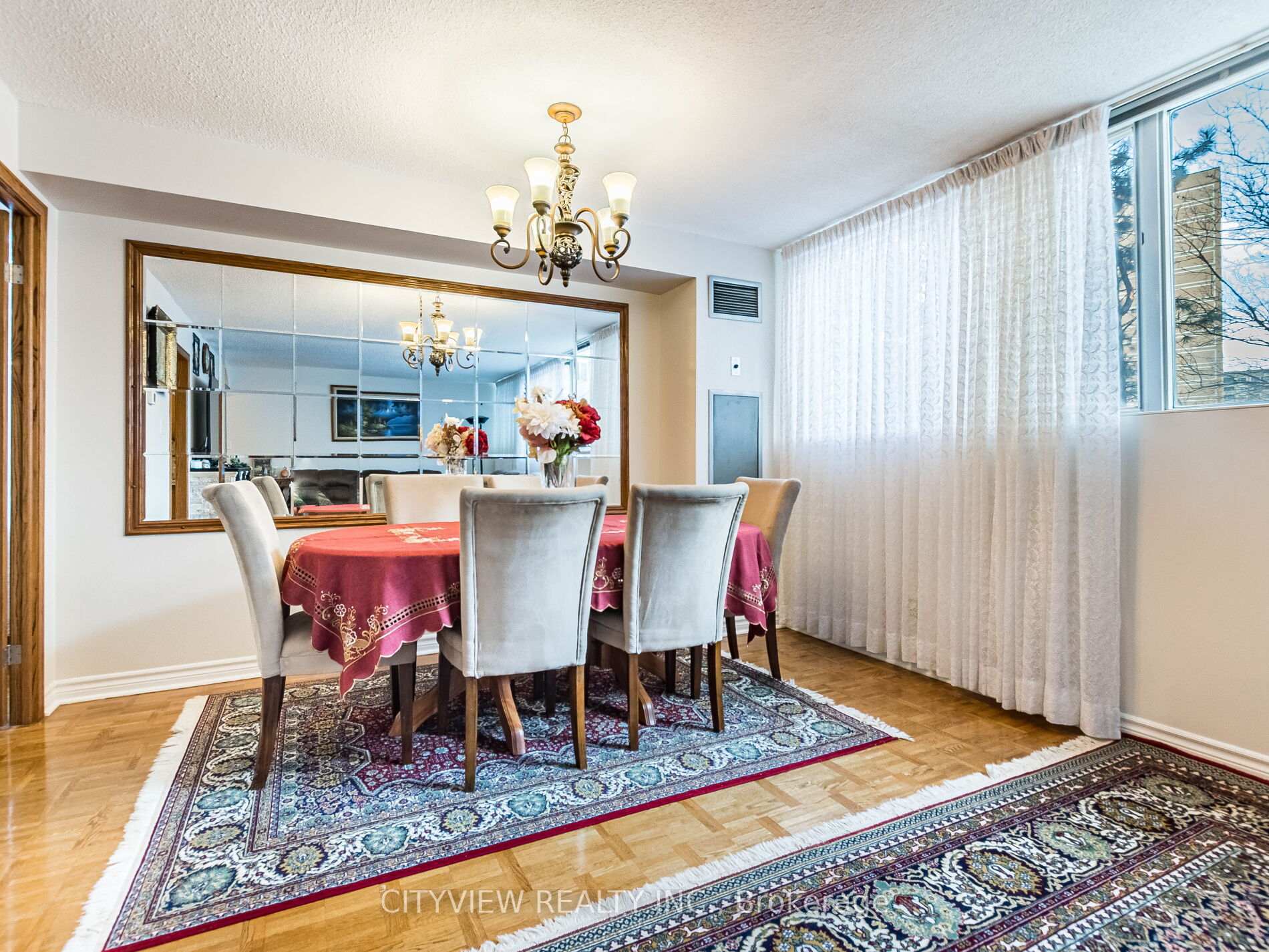 3 Bedrooms Condo at 3700 Kaneff, Mississauga For sale