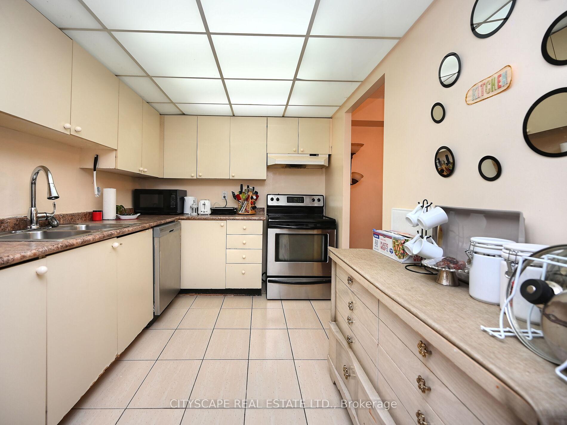 3 Bedrooms Condo at 145 Hillcrest, Mississauga For sale