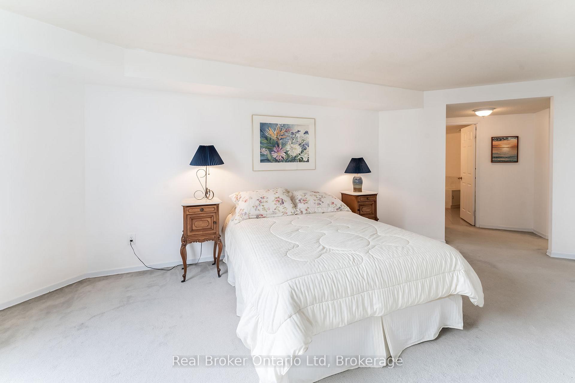 2 Bedrooms Condo at 10 Kenneth, Toronto For sale