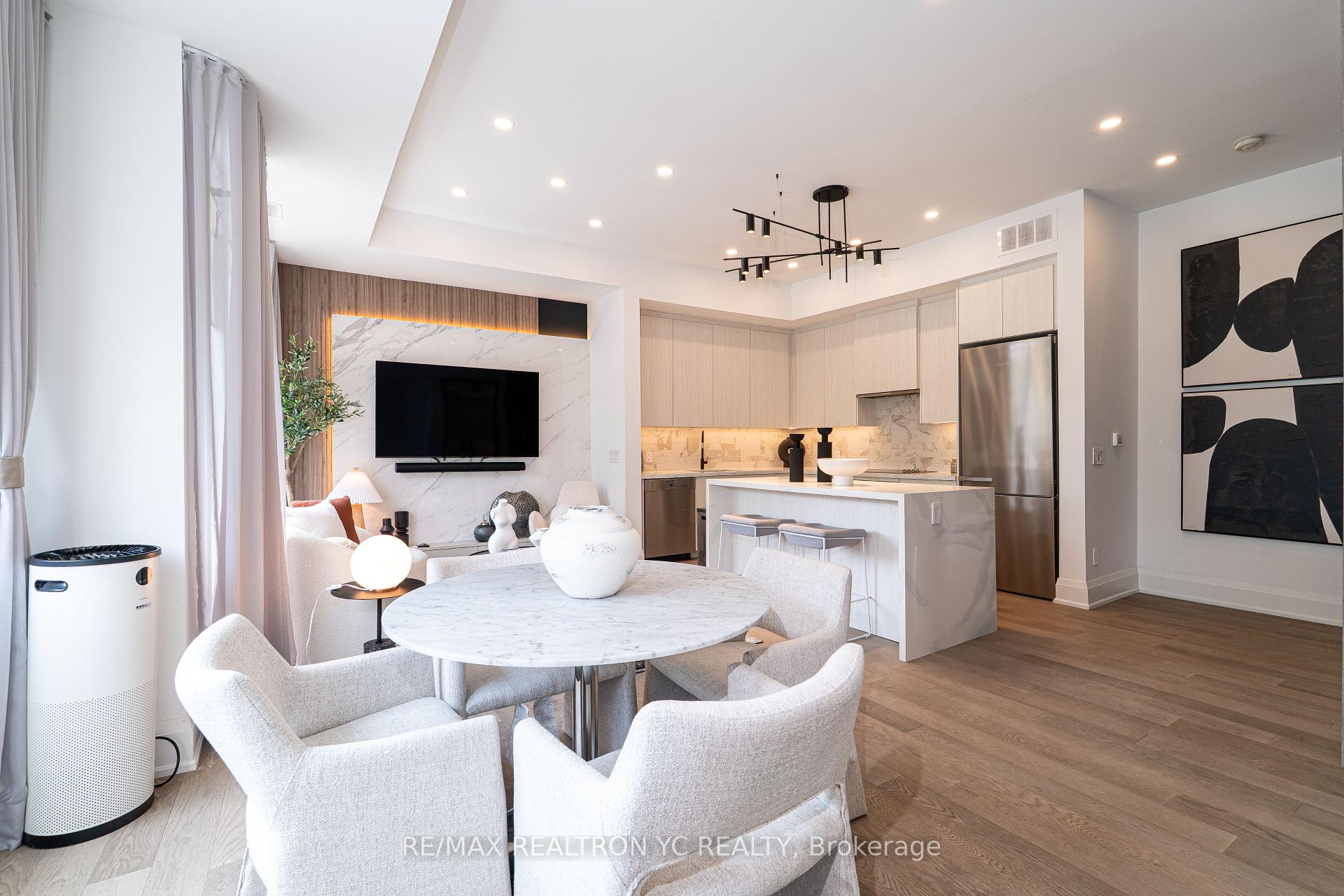 4 Bedrooms Condo at 18 Greenbriar, Toronto For sale