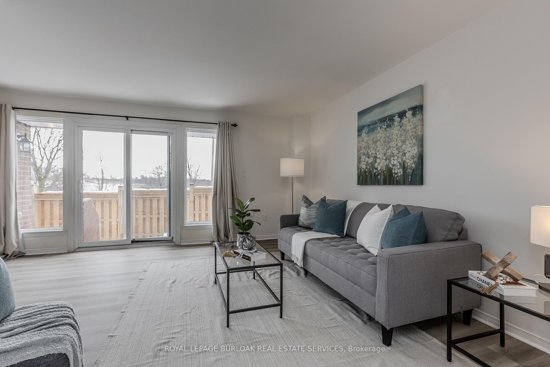 4 Bedrooms Condo at 25 Redbury, Hamilton For sale