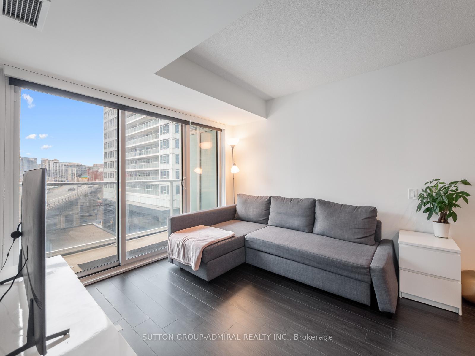 2 Bedrooms Condo at 19 Bathurst, Toronto For sale